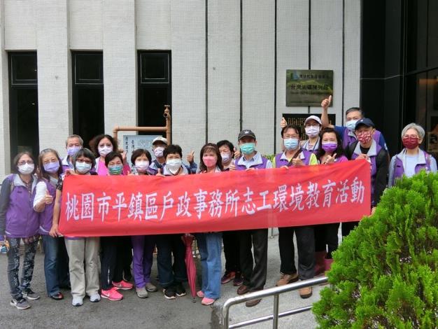 主任、同仁、志工於台灣油礦陳列館前合照