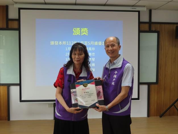 7主任頒發績優志工吳女士獎狀及禮品.JPG
