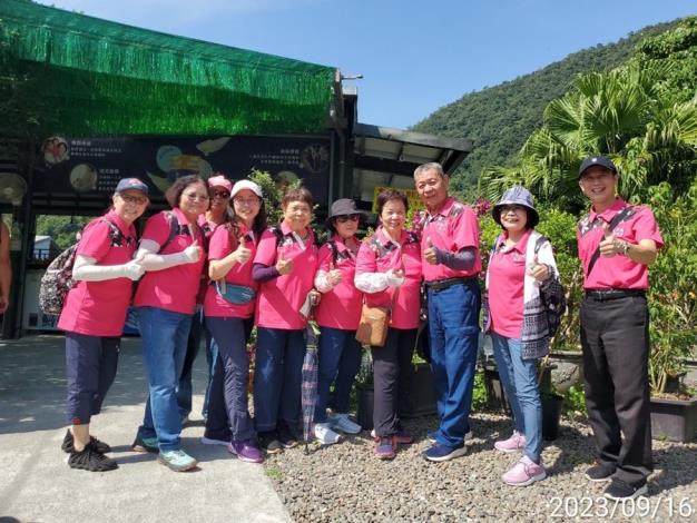 4主任與志工同仁在八甲休閒魚場合照