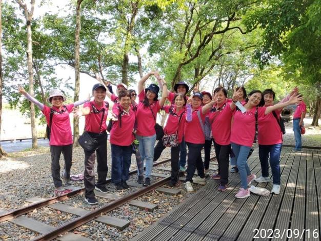 15同仁於羅東林業文化園園一隅合照
