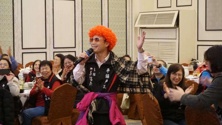 18主任表演節目高歌一曲.JPG