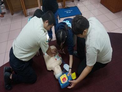 本所同仁練習操作CPR及AED照片