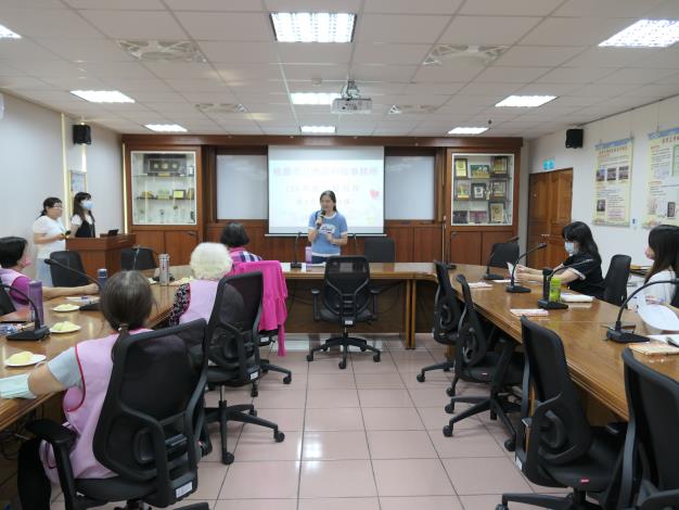 舉辦座談會,讓志工夥伴提出建言及意見，並由主管回應及討論，讓志願服務業務運作更為順利