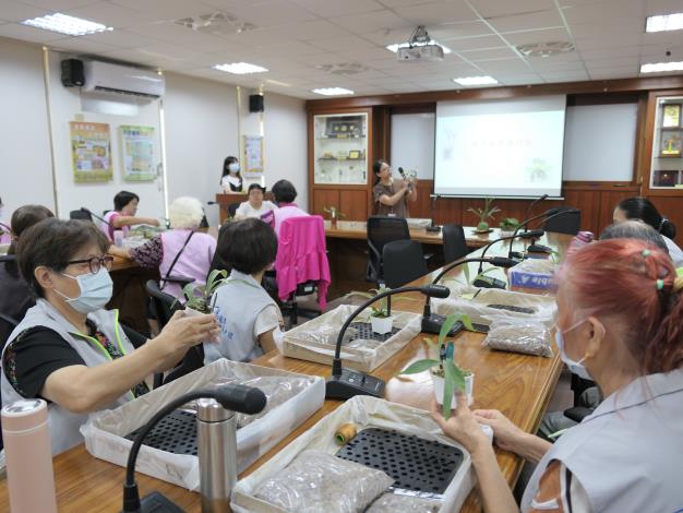 講師帶領與會志工認識新興園藝植物-鹿角蕨