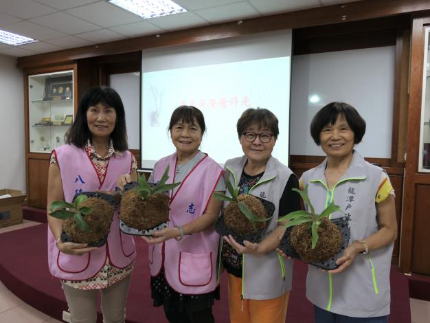 八德及龍潭戶政志工與自行上板的鹿角蕨合影留念