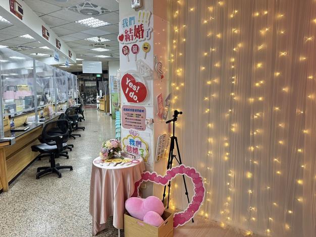 提供拍照道具讓新人合影留念