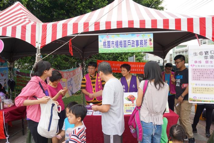 「歡樂稅月‧樂園遊」宣導活動民眾參與填問卷送宣導品