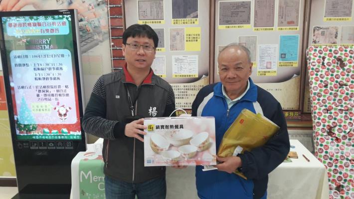 耶誕節跨機關聯合宣導活動課長頒獎給民眾