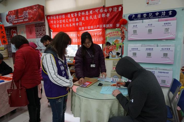 迎春揮毫贈春聯宣導檔案應用及113全國保護通報專線