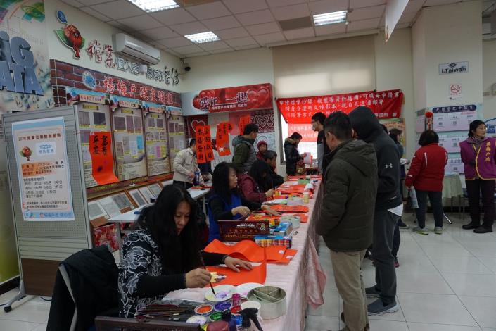 迎春揮毫贈春聯暨宣導活動老師現場揮毫作畫情形