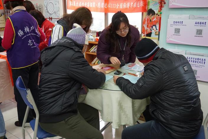 迎春揮毫贈春聯暨宣導活動辦理填問卷送宣導品