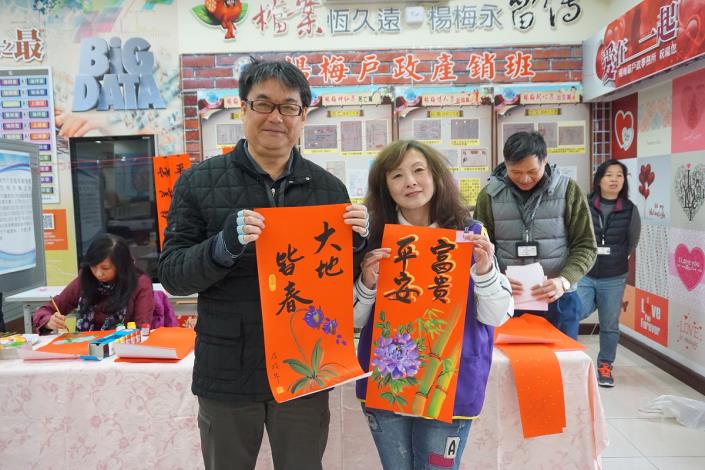 迎春揮毫贈春聯暨宣導活動贈送民眾春聯