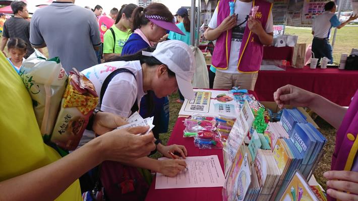 統一發票盃路跑活動民眾參與填問卷送宣導品