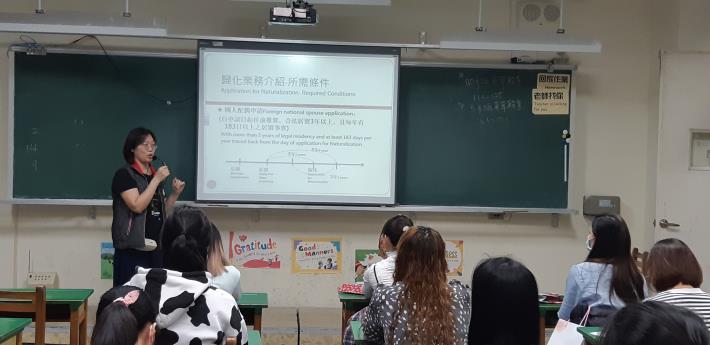 於課程中說明歸化流程，並以雙語方式表列內容