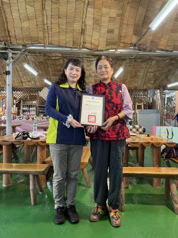 頒發110年志願服務銅質獎狀