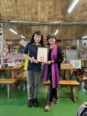 頒發110年志願服務銅質獎狀