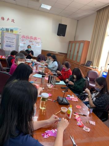 利用客家花布及貝殼等材料縫製端午節香包