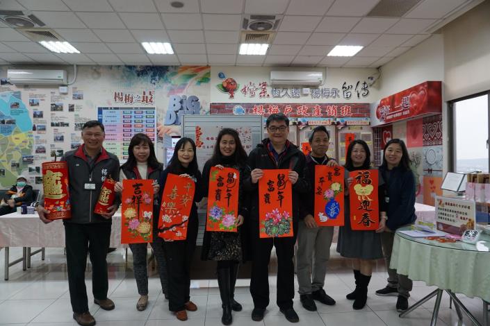 本所主任吳曉明與禾心藝文協會老師留影