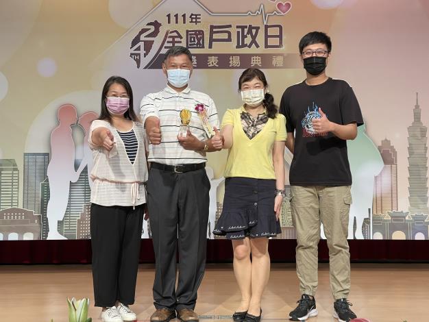 與主管及同仁合照