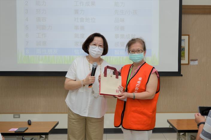 發放有獎徵答禮物|