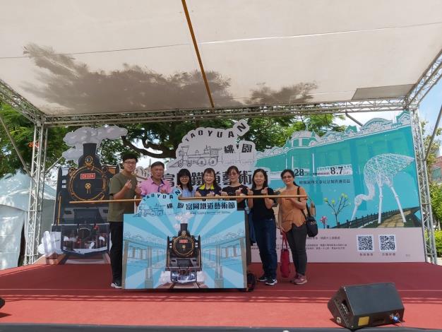 主任與課長及其他同仁合照