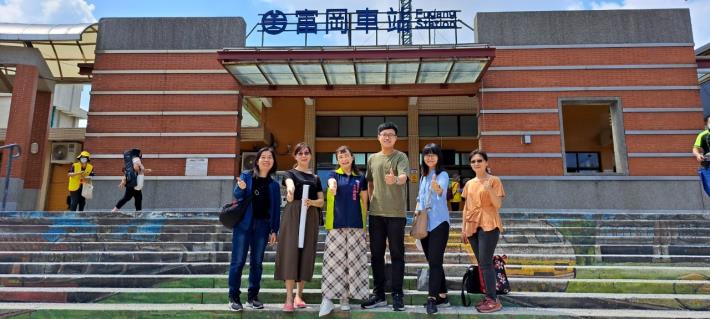 主任與課長及其他同仁富岡車站前合照