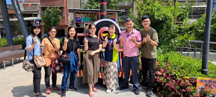 主任與課長及其他同仁在火車頭前合照