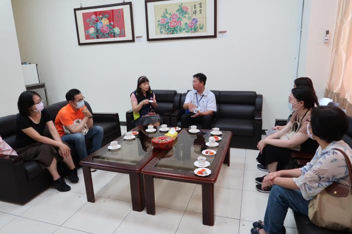 桃園市民政局陳股長文姬偕同政風室黃主任泓智蒞臨本所