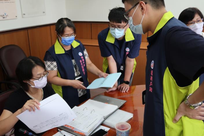 黃科員椿瑛針對資訊安全項目逐一稽核