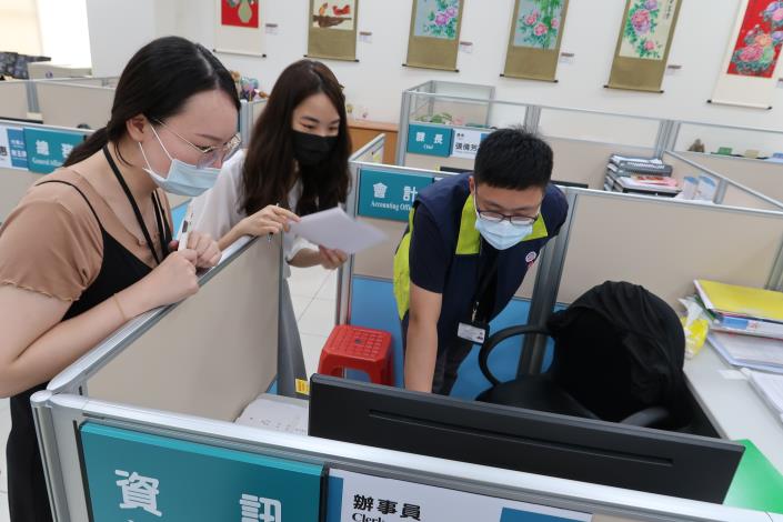 政風室馮科員菀蘋與劉科員馥華檢查各台行政電腦