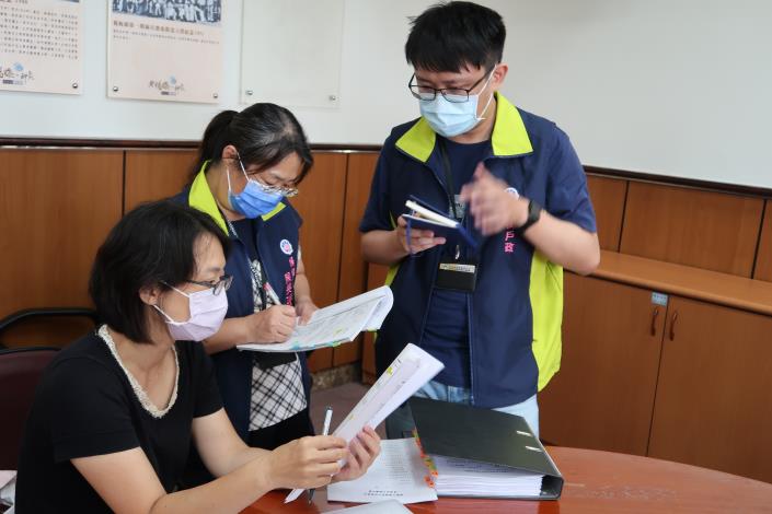 黃科員椿瑛針對資訊安全項目逐一稽核後，對於稽核結果給予同仁建議