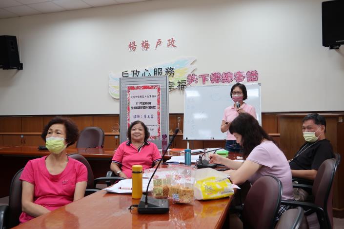 投影片教學、學員認真作筆記