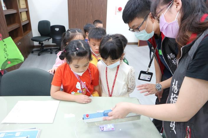 用紫外燈照射就可以看到身分證的秘密