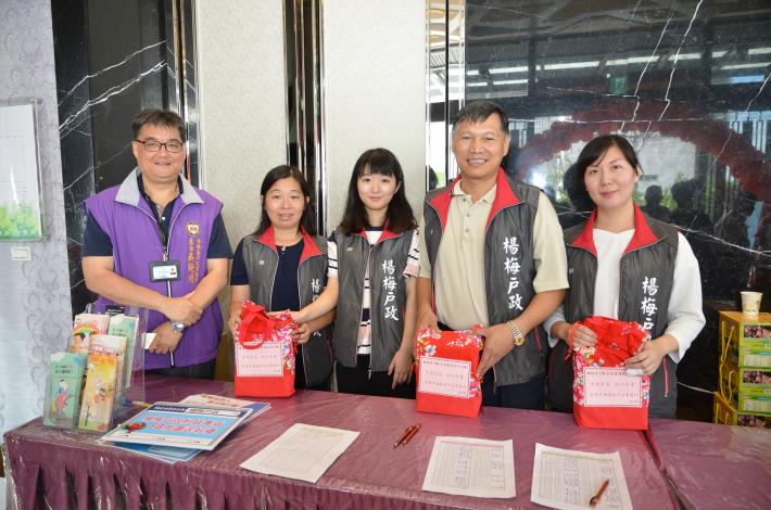 本所主任吳曉明與本所工作人員合照