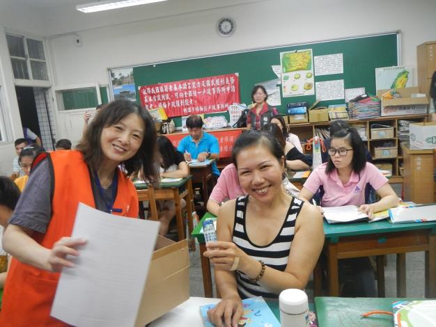 本所志工發放國籍宣導品