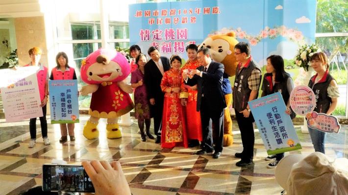 桃園市長鄭文燦頒發予結婚新人身分證，由左至右為觀音戶政團隊、民政局湯局長蕙禎、李議員家興、結婚新人、鄭市長文燦、楊梅戶政團隊