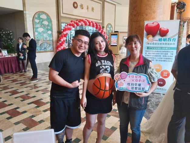 本所同仁向結婚新人宣導子女從姓父母約定及性別平權