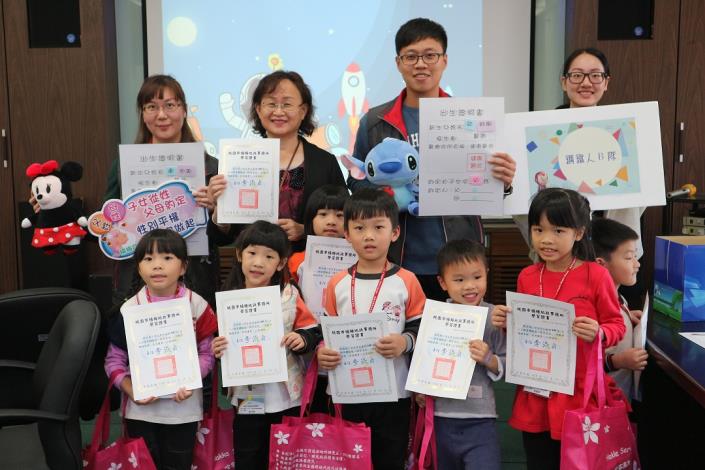 闖關成功，頒發學習證書並與工作人員留影