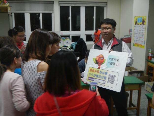 本所於楊梅國小辦理新住民生活適應輔導班，本所課長推廣臉書粉絲專頁按讚送好禮活動