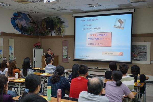 講師黃妃君營養師上課情形