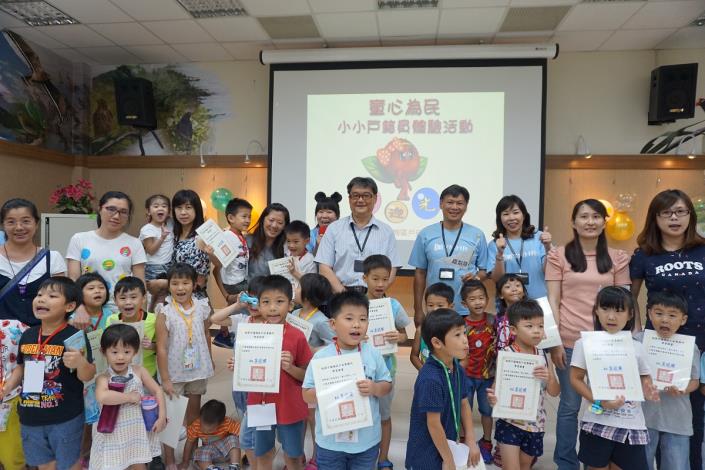 頒發小戶籍員學習證書及大合照