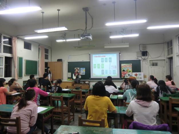 本所承辦人對新住民講解歸化流程