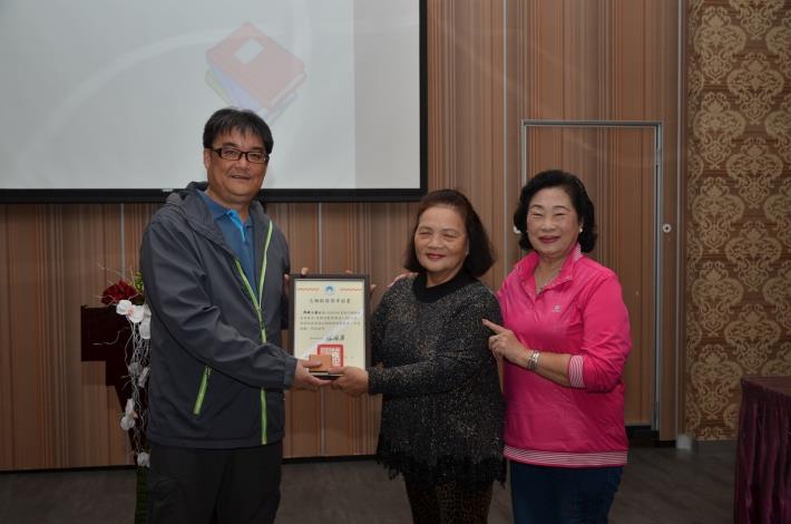 頒發志工銅質獎