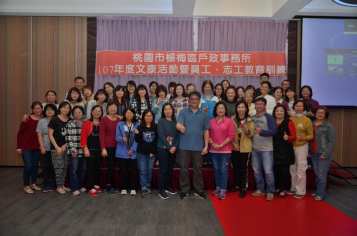 本所全體同仁及志工合照