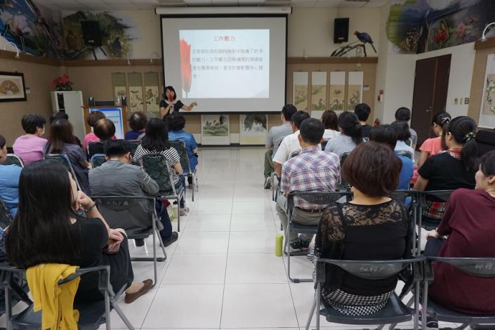 桃園市各戶政事務所聯合教育訓練「身心調適和為民服務」講師上課情形