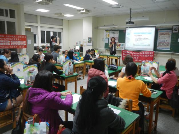 新住民生活適應輔導班-楊梅國小場次說明移民署駐所等便民服務