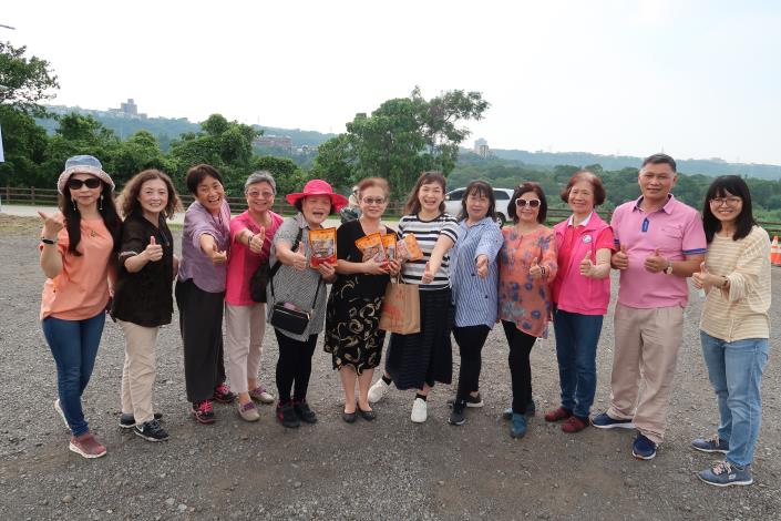 致贈志工夥伴伴手禮