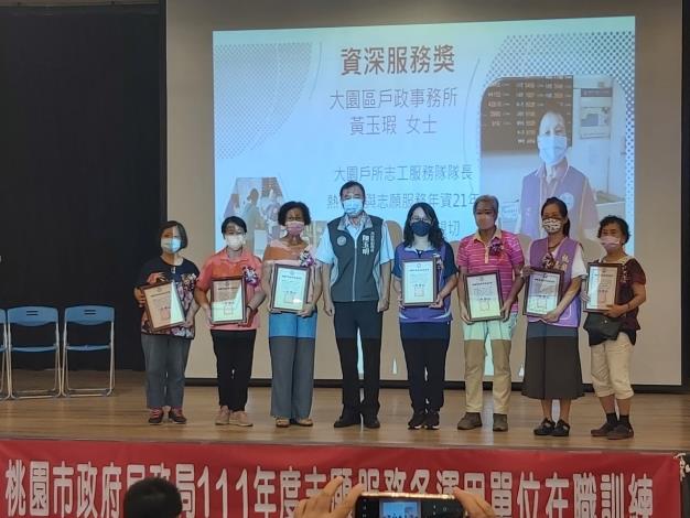 桃園市政府民政局陳副局長玉明親自頒獎