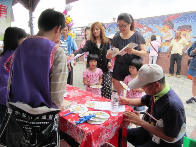 龍潭歸鄉文化節法令宣導  活動現場與民眾互動