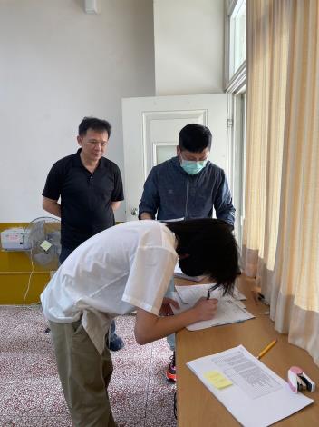 LINE_ALBUM_20240412羅高領取身分證_240508_7_0